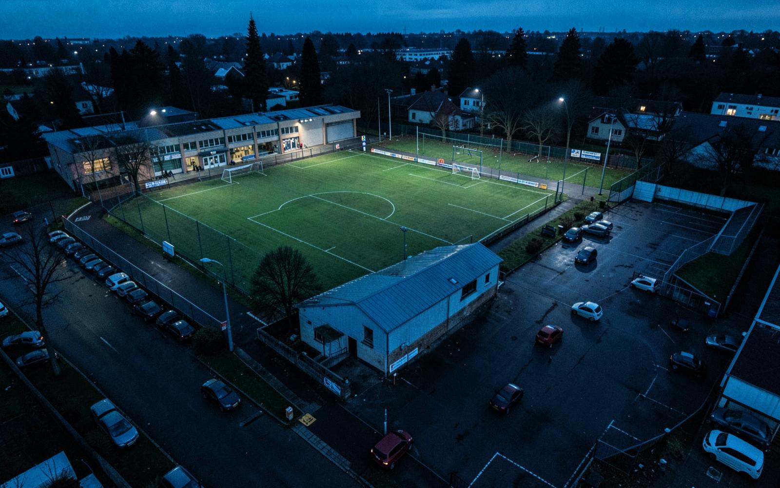 Sportpark De Zoom vanuit de lucht bij avondlicht