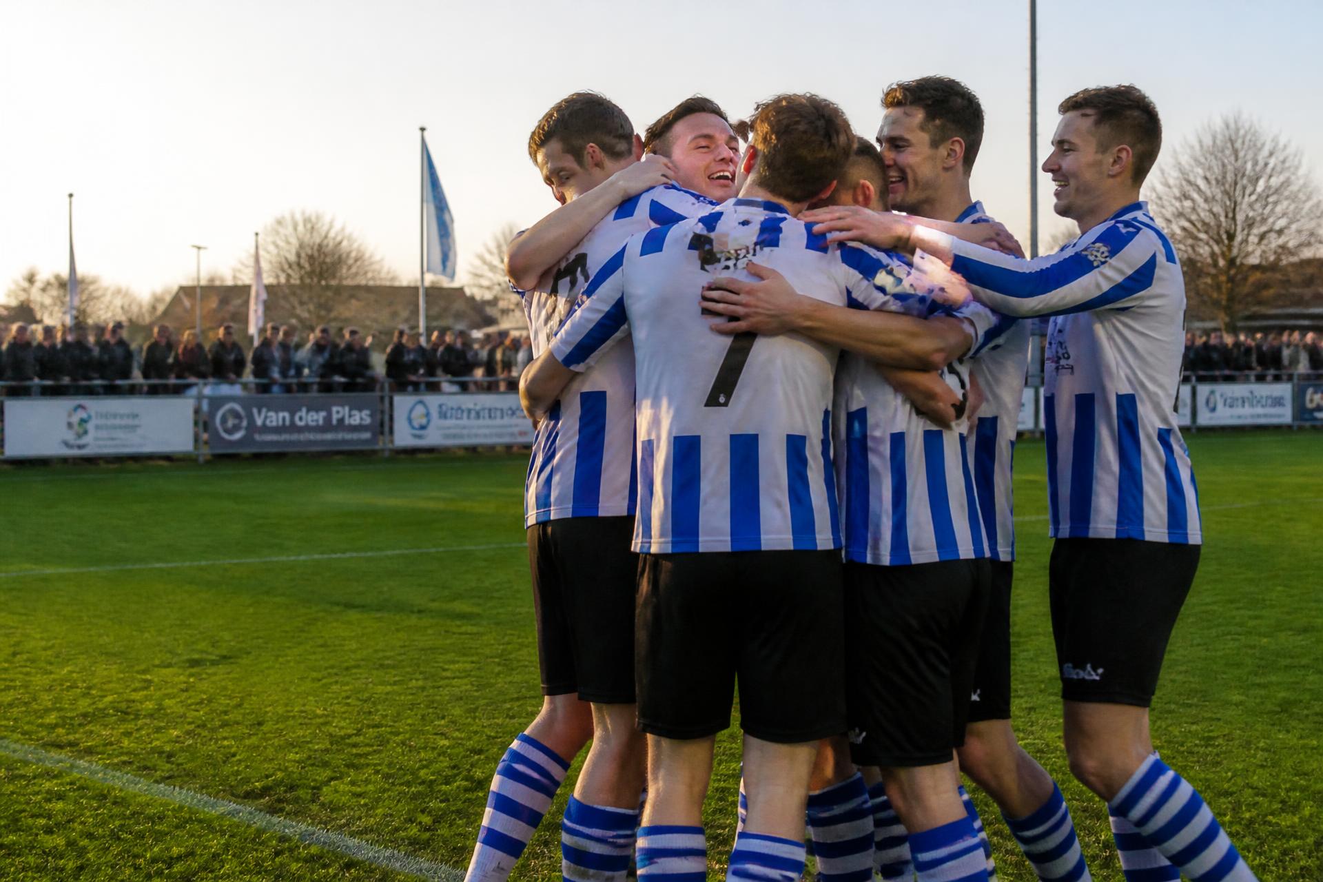 Spelers van WVV Wageningen tijdens een wedstrijd op sportpark De Zoom